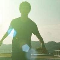 qq头像图片背影男生颓废_WWW.WHOISQQ.COM