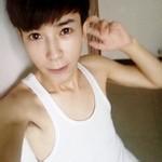 戴帽子酷酷男生头像图片_WWW.WHOISQQ.COM