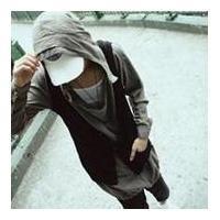 戴帽子酷酷男生头像图片_WWW.WHOISQQ.COM