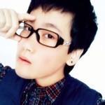 戴帽子酷酷男生头像图片_WWW.WHOISQQ.COM