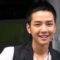 男生正面全身头像图片_WWW.WHOISQQ.COM