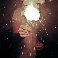 烟花背景男生头像图片_WWW.WHOISQQ.COM