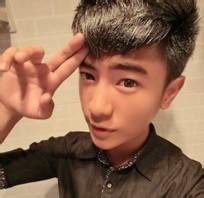 男生拿酒头像图片_WWW.WHOISQQ.COM