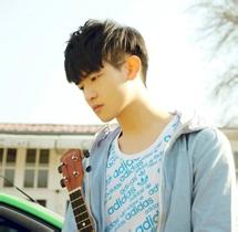 男生认真的头像图片_WWW.WHOISQQ.COM