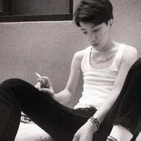 qq头像图片男生灰白_WWW.WHOISQQ.COM