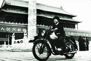 男生骑黑色摩托车头像图片_WWW.WHOISQQ.COM