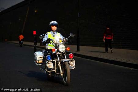 男生骑黑色摩托车头像图片_WWW.WHOISQQ.COM