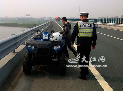 男生骑黑色摩托车头像图片_WWW.WHOISQQ.COM