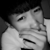 捂嘴的男生头像图片_WWW.WHOISQQ.COM