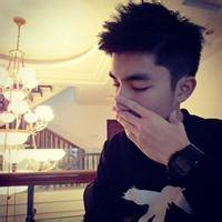 捂嘴的男生头像图片_WWW.WHOISQQ.COM