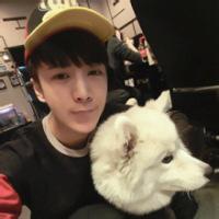 带宠物头像图片男生_WWW.WHOISQQ.COM