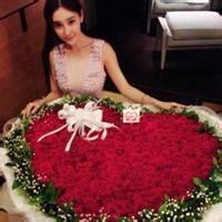 qq头像图片手拿手捧花男生_WWW.WHOISQQ.COM