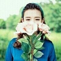 qq头像图片手拿手捧花男生_WWW.WHOISQQ.COM