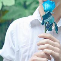 qq头像图片手拿手捧花男生_WWW.WHOISQQ.COM