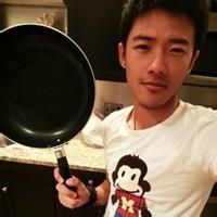 穿大衣的男生头像图片_WWW.WHOISQQ.COM