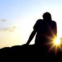 男生戴兜帽背影头像图片_WWW.WHOISQQ.COM