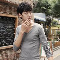 qq头像图片坐在窗边男生_WWW.WHOISQQ.COM