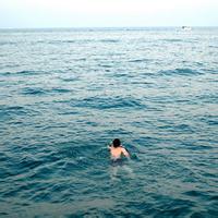 背景大海男生头像图片_WWW.WHOISQQ.COM