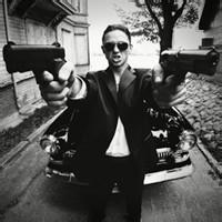 个性网男生拿枪头像图片_WWW.WHOISQQ.COM