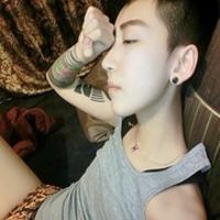 个性网男生拿枪头像图片_WWW.WHOISQQ.COM
