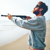 个性网男生拿枪头像图片_WWW.WHOISQQ.COM