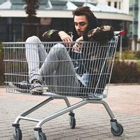站在街头男生头像图片_WWW.WHOISQQ.COM