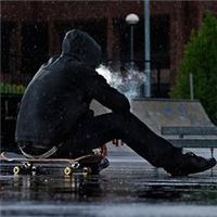 qq头像图片淋雨者 男生_WWW.WHOISQQ.COM
