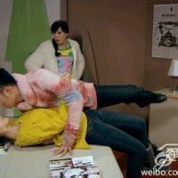 男生捂嘴惊讶头像图片_WWW.WHOISQQ.COM