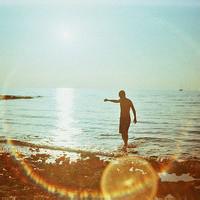 坐在海边的男生头像图片_WWW.WHOISQQ.COM