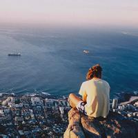坐在海边的男生头像图片_WWW.WHOISQQ.COM