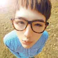 戴圆眼睛的男生头像图片_WWW.WHOISQQ.COM