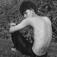 淋雨男生头像图片_WWW.WHOISQQ.COM