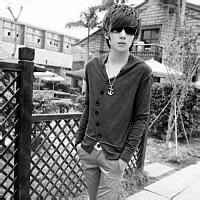 淋雨男生头像图片_WWW.WHOISQQ.COM