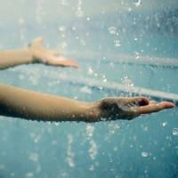 淋雨男生头像图片_WWW.WHOISQQ.COM