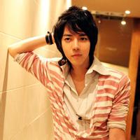 淋雨男生头像图片_WWW.WHOISQQ.COM
