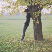 淋雨男生头像图片_WWW.WHOISQQ.COM