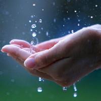 淋雨男生头像图片_WWW.WHOISQQ.COM