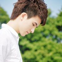 淋雨男生头像图片_WWW.WHOISQQ.COM