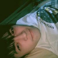 淋雨男生头像图片_WWW.WHOISQQ.COM