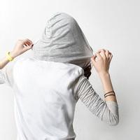男生头像图片坐在旅行箱上_WWW.WHOISQQ.COM