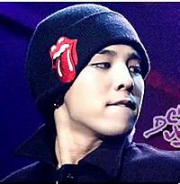 韩国男生带帽子头像图片_WWW.WHOISQQ.COM