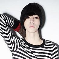 男生摸头头像图片_WWW.WHOISQQ.COM