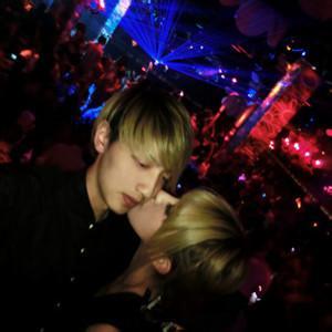 喝酒水的男生头像图片_WWW.WHOISQQ.COM