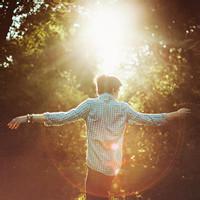 有阳光照耀的男生头像图片_WWW.WHOISQQ.COM