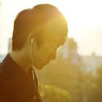 有阳光照耀的男生头像图片_WWW.WHOISQQ.COM