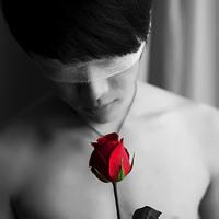 男生捧电脑头像图片_WWW.WHOISQQ.COM
