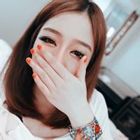 男生餐厅双手捂脸头像图片_WWW.WHOISQQ.COM