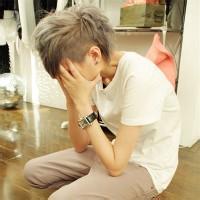 男生餐厅双手捂脸头像图片_WWW.WHOISQQ.COM