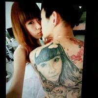 男生纹身抱孩子头像图片_WWW.WHOISQQ.COM