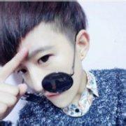 男生纹身抱孩子头像图片_WWW.WHOISQQ.COM